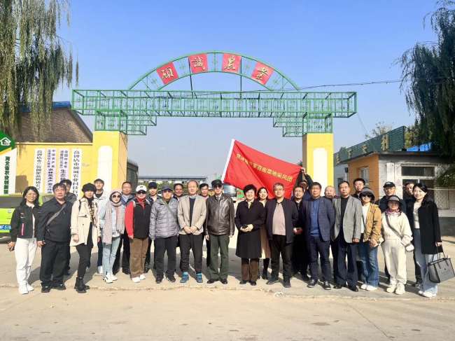 京津冀作家走進河北百畝蔬菜基地 以文字映照食品銷售新圖景
